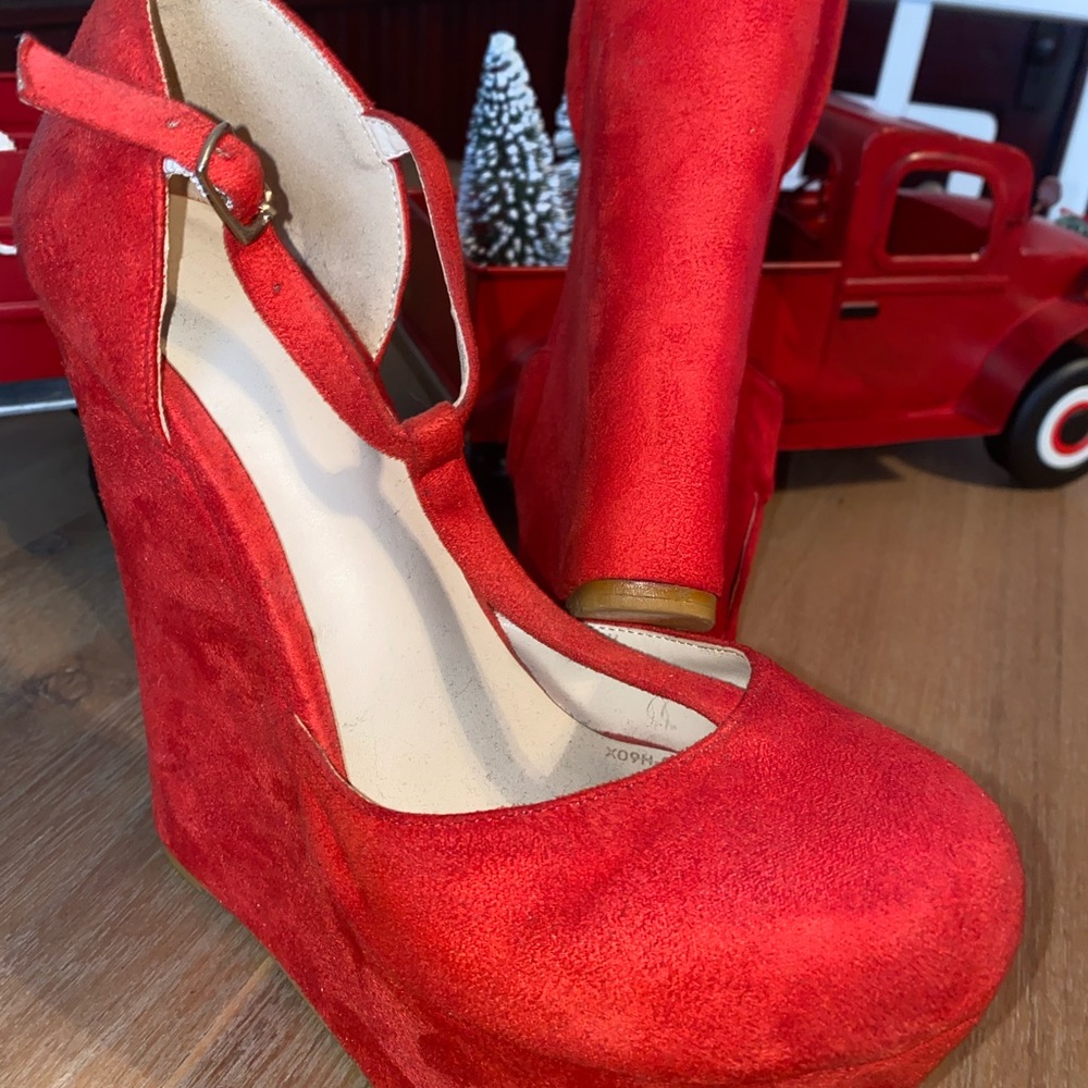 Red wedges, velvet texture, size 8